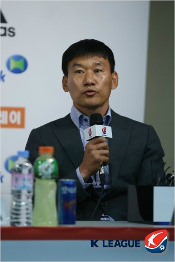 올시즌K리그클래식에서지도자로만난'개띠삼총사'가운데유일하게상위스플릿에진출한제주의조성환감독은친구들도인정할만큼의성적을거두겠다는강력한출사표를던졌다.(자료사진=한국프로축구연맹)