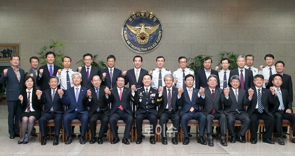 ▲경-학간담회참석자들이기념촬영을하고있다.(사진제공=부산경찰청)