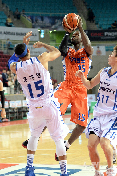 15일인천에서열린프로농구삼성과의경기에서문태영을앞에두고슛을시도하는전자랜드의알파뱅그라(사진제공/KBL)