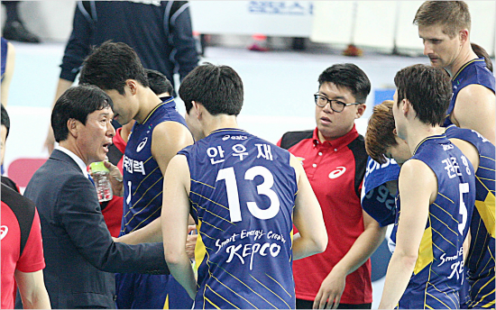 한국전력의신영철감독은올시즌신인드래프트에서뽑은안우재가서재덕,전광인의뒤를이어간판공격수로활약할것이라고내다봤다.(자료사진=KOVO)