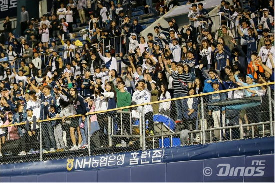 NC-두산의플레이오프1,2차전이매진된가운데경기가열릴마산구장NC홈팬들의응원모습.(자료사진=NC)