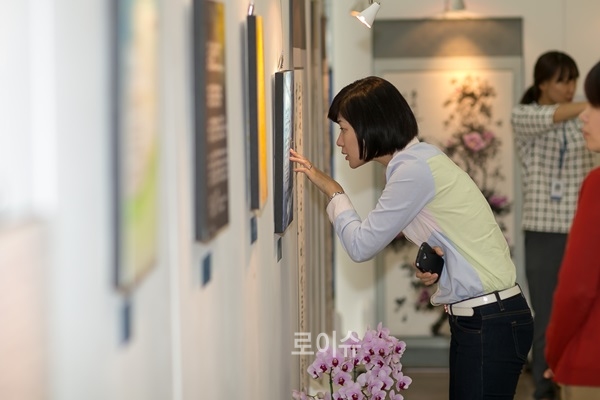 ▲시민들이작품을감상하고있다.