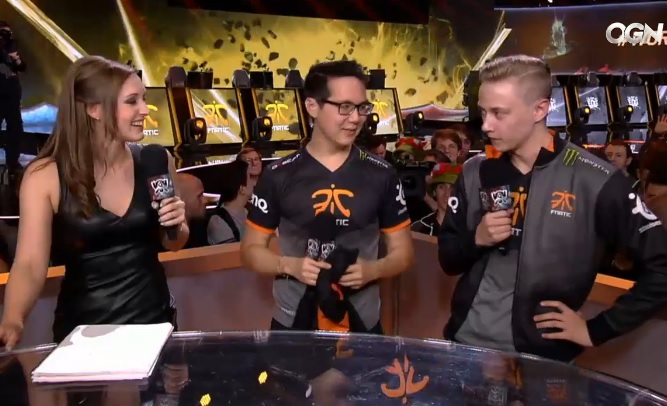 프나틱의 서포터 'Yellowstar' 보라킴(가운데)와 원거리 딜러 'Rekkles' 마틴 라르손.