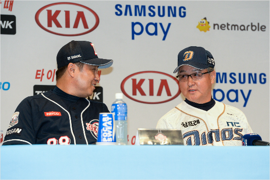'형님,멋지게해보죠'김경문NC(오른쪽),김태형두산감독이17일플레이오프미디어데이에서담소를나누는모습.(자료사진=두산)