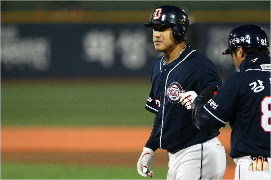 포스트시즌최다기록을싹쓸이중인홍성흔.(사진=두산베어스제공)