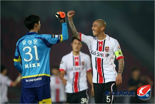 극적인역전승을거둔FC서울의차두리와골키퍼유상훈(사진오른쪽부터)이기쁨을나누고있다(사진제공/한국프로축구연맹)