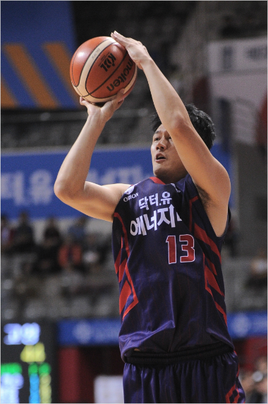 올시즌3점슛성공률부문1위를달리고있는선수는?오리온의김동욱이다(사진제공/KBL)