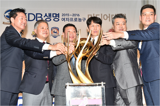 '붙어봅시다'박종천KEB하나은행(왼쪽부터),정인교신한은행,김영주KDB생명,위성우우리은행,임근배삼성생명감독과박재헌KB국민은행코치가19일'2015-2016시즌미디어데이'에서우승컵에손을얹고선전을다짐하고있다.(사진=WKBL)