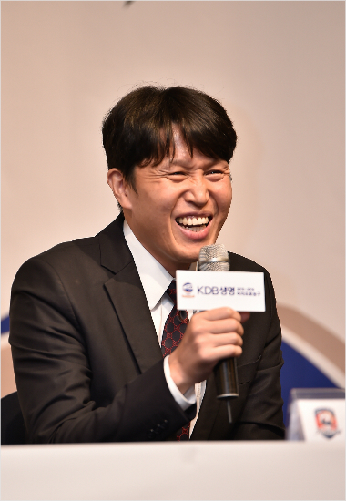 '다붙어주겠다'위성우우리은행감독이19일'2015-2016시즌미디어데이'에서5개구단들의집중포화에웃으면서맞받아치고있다.(사진=WKBL)