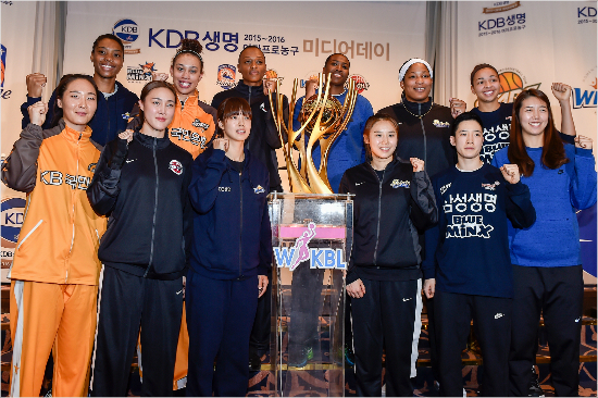 '이제시작합니다'WKBL6개구단주장과외국선수들이19일2015-2016시즌여자프로농구미디어데이에서선전을다짐하고있다.(사진=WKBL)