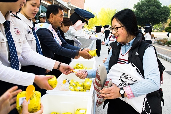 ▲학교폭력신고제로학교인의령여고에서학생들에게봉구스밥버거를나눠주고있다.