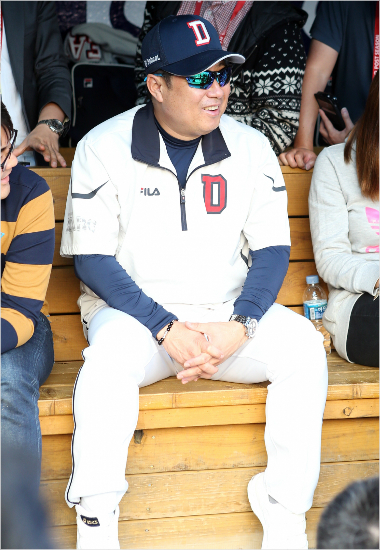김태형두산감독이19일NC와플레이오프2차전에앞서환한표정으로취재진과얘기하는모습.(마산=두산)