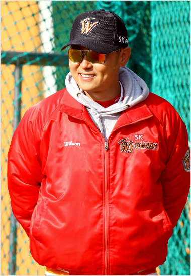 육성총괄에서1군배터리코치로보직이바뀐박경완코치.(사진=SK와이번스제공)