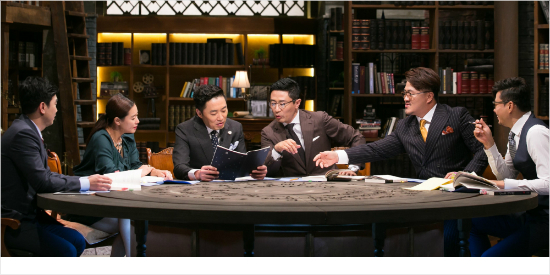 OtvN'비밀독서단'패널들.좌로부터작가조승연,배우예지원,방송인정찬우,김범수,배우예지원,래퍼데프콘,기자신기주.사진=OtvN제공