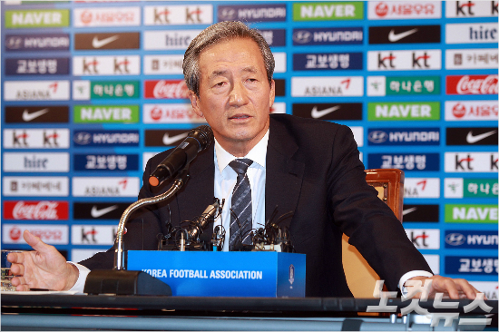 스위스취리히지방법원은국제축구연맹(FIFA)윤리위원회의징계가부당하다며집행정지를요청한정몽준대한축구협회명예회장의이의신청을기각했다.이로써6년의자격정지징계가확정된정명예회장의차기FIFA회장도전은사실상무산됐다.윤창원기자