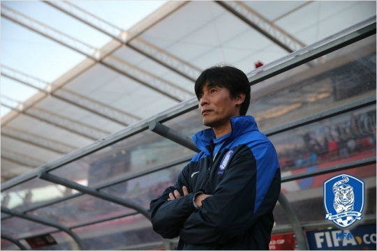 최진철감독은자신이주전으로활약했던2002한일월드컵에서도이루지못한국제축구연맹(FIFA)주관대회조별예선1,2차전연속승리를지도자가되어17세이하월드컵에서달성했다.(자료사진=대한축구협회)