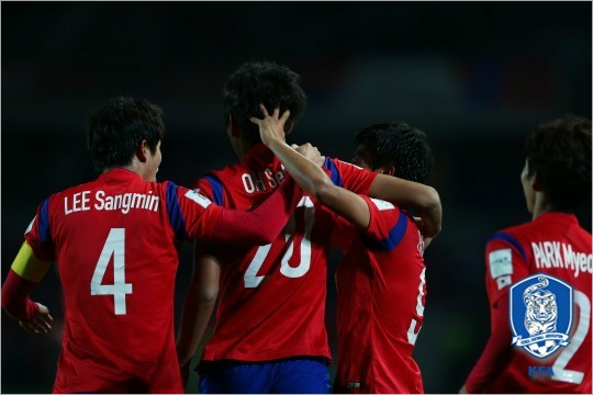 최진철감독이이끄는17세이하축구대표팀은한국남자축구가국제축구연맹(FIFA)이주관한대회에참가한이래36번째대회만에조별예선1,2차전을모두승리하고토너먼트에진출한최초의기록을남겼다.(자료사진=대한축구협회)