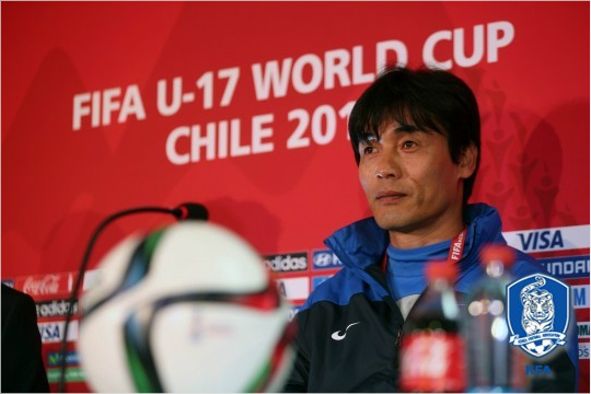 한국남자축구의국제축구연맹(FIFA)주관대회출전역사상36번째만에조별예선1,2차전연승으로조기에토너먼트진출을확정한최진철17세이하축구대표팀감독은16강이상의성적을위해잉글랜드와3차전경기력을조절하겠다는속내를털어놨다.(자료사진=대한축구협회)