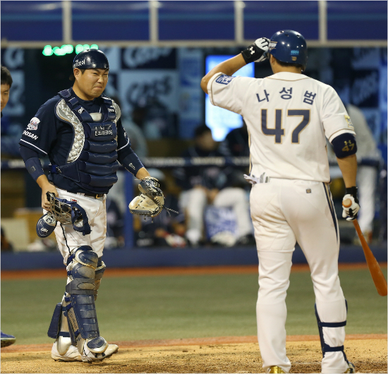 '형,고의는없었어요'두산포수양의지(왼쪽)가19일NC와플레이오프2차전에서4회나성범의타구에오른발을맞은뒤고통스러운표정을짓는모습.(자료사진=두산)