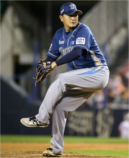 21일두산과플레이오프3차전에서역대최고령포스트시즌선발등판과선발승리기록을세운NC베테랑손민한.(자료사진=NC)