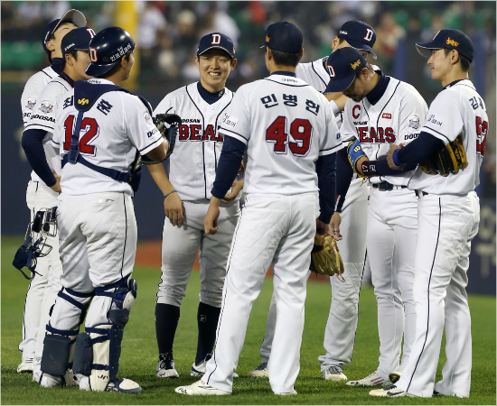 '다시웃을것이냐,한숨을쉴것이냐'두산은NC와플레이오프에서1승뒤내리2연패를당하며벼랑에몰렸다.22일4차전승패에따라희비가갈릴전망이다.사진은21일3차전에서앞서두산야수들이미팅을하는모습.(잠실=두산베어스)