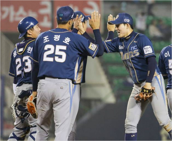 '이제시련은없어요'NC박민우(오른쪽)가21일두산과플레이오프3차전에서승리가확정된뒤동료들과하이파이브를하는모습.(잠실=NC다이노스)