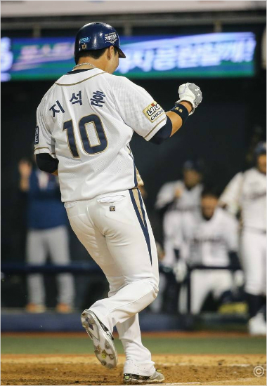 '이겼다'NC지석훈이19일두산과플레이오프2차전에서8회동점적시타에이어역전결승득점을올린뒤주먹을불끈쥐는모습.(자료사진=NC)