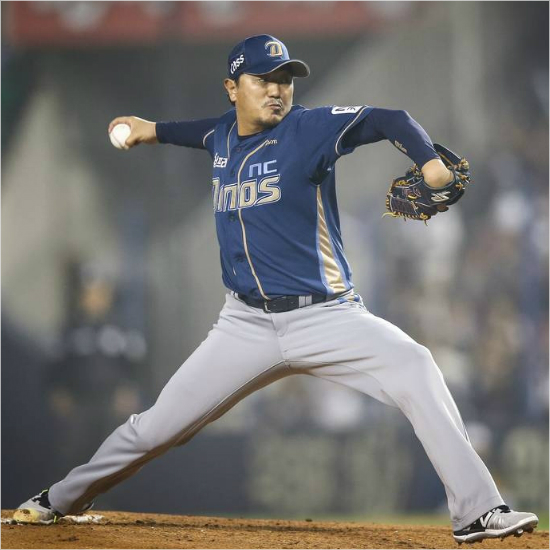 '16년만의선발승리역투'NC손민한이21일두산과플레이오프3차전에서힘차게공을뿌리는모습.(잠실=NC다이노스)