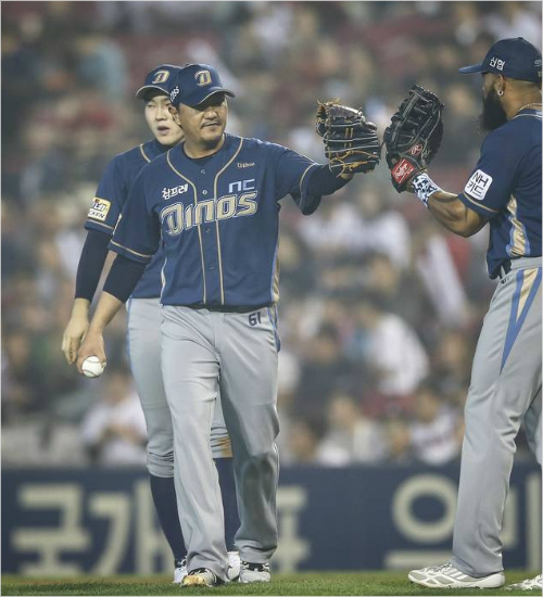 '괜찮아,민우야'NC손민한이21일두산과플레이오프3차전에서2회수비를마친뒤박민우,테임즈(오른쪽)등동료들과더그아웃으로들어오고있는모습.(잠실=NC)