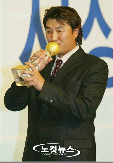 '우승반지키스는이뤄질까?'지난2005년정규리그MVP에올라트로피에입을맞추는손민한.(자료사진)