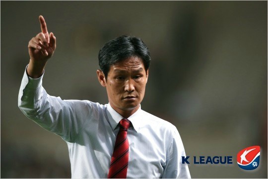 최용수감독은2012년K리그우승이후명맥이끊긴FC서울의우승트로피수집의흐름을끊기위해올시즌반드시FA컵에서우승한다는각오다.(자료사진=한국프로축구연맹)