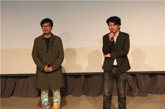 손노리 시절을 함께 했던 서관희 엔트리브소프트 대표(오른쪽)과 이은석 넥슨 디렉터가 '화이트데이' 제작발표회 현장을 찾았다.