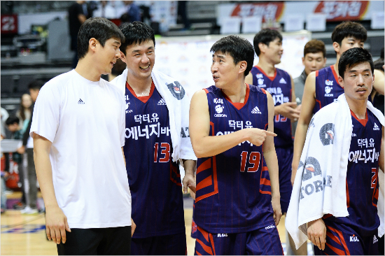 '새역사썼대'오리온선수들이22일창원LG와홈경기에서승리한뒤기뻐하고있다.(고양=KBL)