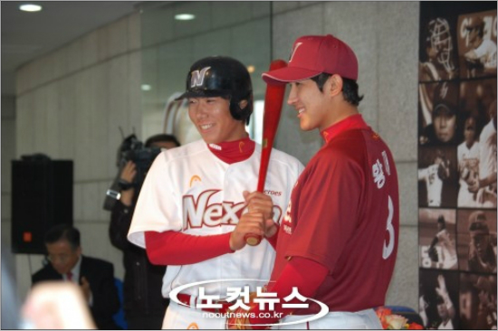 '이사진도이제추억속으로'지난2010년넥센타이어와후원계약을맺은뒤히어로즈소속이던강정호(왼쪽)와황재균이새유니폼을입고기념촬영하는모습.이후황재균은롯데로이적했고,강정호는지난시즌뒤메이저리그로진출했다.(자료사진=박세운기자)