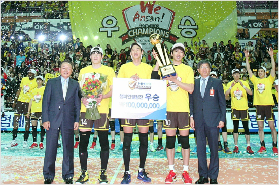 지난시즌V리그챔피언결정전우승을차지한OK저축은행선수단의수상모습.(자료사진=KOVO)