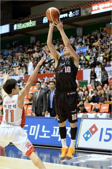 3점슛을시도하는부산케이티의간판스타조성민(사진제공/KBL)