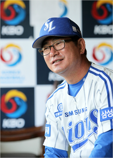'누가올라와야하노'최근주축투수3명이해외원정도박혐의로한국시리즈명단에서빠지는악재속에5연패에도전하는삼성류중일감독.(자료사진=삼성라이온즈)