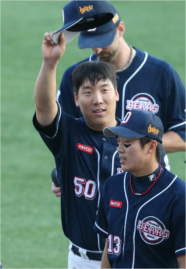 '오늘도칭찬기사OK?'24일NC와플레이오프5차전에서5회역전결승2타점2루타로두산의한국시리즈진출을이끈김현수.(자료사진=두산)