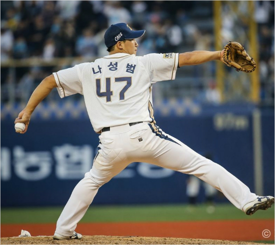 NC나성범이24일두산과플레이오프5차전에서9회2사에등판,힘차게공을뿌리는모습.(창원=NC다이노스)