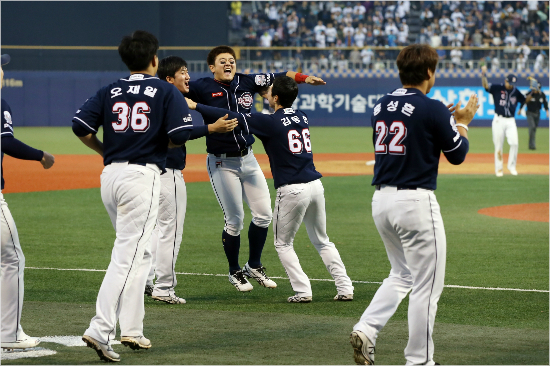 두산선수들이24일NC와플레이오프5차전에서승리한뒤얼싸안고기뻐하는모습.(창원=두산)