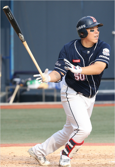 두산김현수가24일NC와PO5차전에서5회결승타를날리는모습.(창원=두산)