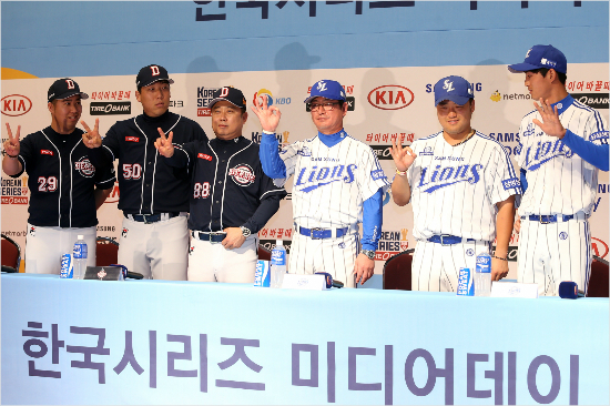 '2013년,지난해와는다르네?'삼성구자욱,박석민,류중일감독과두산김태형감독,김현수,유희관(오른쪽부터)이25일한국시리즈미디어데이에서시리즈가몇차전까지갈지남는경기를손가락으로표현하고있다.(대구=두산베어스)