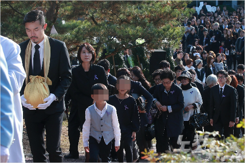 25일오후경기도안성유토피아추모관에서열린故신해철사망1주기추모식에서고인의유골함이야외안치단으로옮겨지고있다.박종민기자