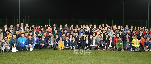 ▲창원소재법조인들이친선체육대회에서단체기념촬영.(사진제공=경남지방변호사회)