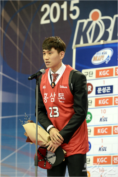 올해드래프트의승자!전체1순위지명의영예는고려대출신의문성곤에게돌아갔다(사진제공/KBL)