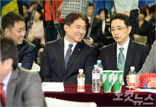 안양KGC인삼공사의손규완코치,김승기감독대행,김성기사무국장(사진왼쪽부터),표정이밝다(사진제공/KBL)