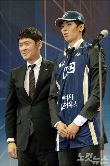 전주KCC추승균감독(사진왼쪽)과송교창(사진/KBL)
