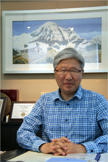 이인정대한산악연맹회장은25일서울중구명동한국유네스코회관에서열린아시아산악연맹총회에서4선에성공해2017년까지회장직을이어가게됐다.(자료사진=대한산악연맹)