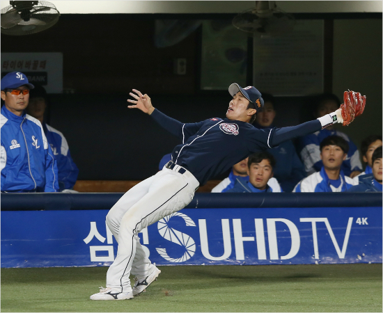 '이리수비도잘했는데...'허경민이삼성과한국시리즈1차전에서어렵게상대파울타구를잡는모습.(대구=두산)
