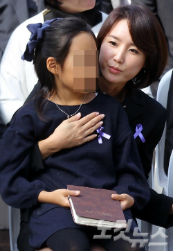 25일오후경기도안성유토피아추모관에서열린故신해철사망1주기추모식에서고인의부인윤원희씨가참석하고있다.(사진=박종민기자)
